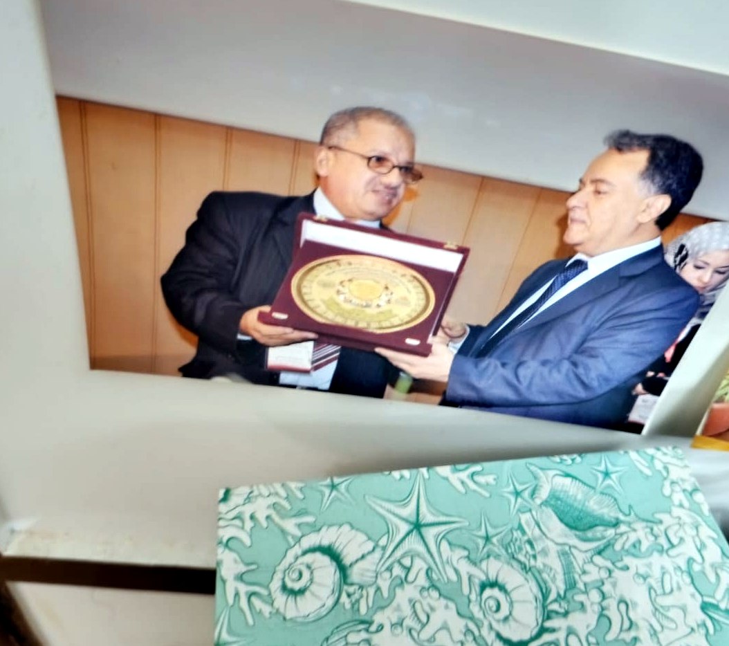 تكريم ومنح درع تقديري