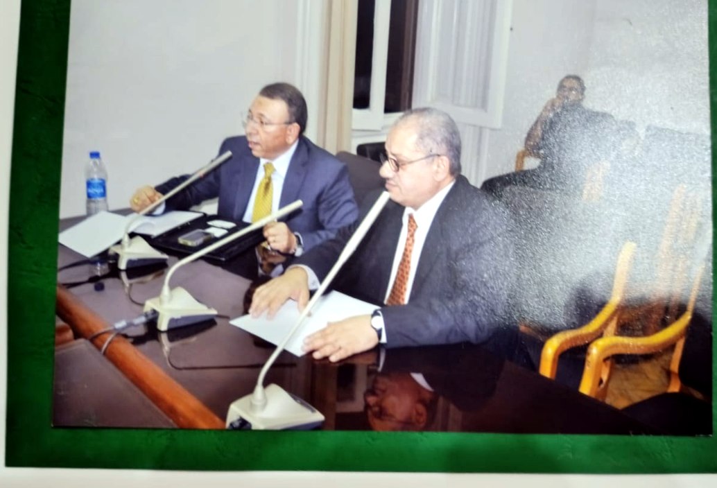 متحدثا في إحدى الندوات العلمية